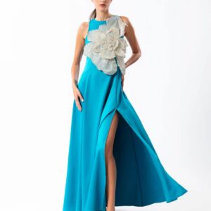 Abito lungo svasato
con fiore ricamato cristalli
Colore Azzurro
Miriam Stella