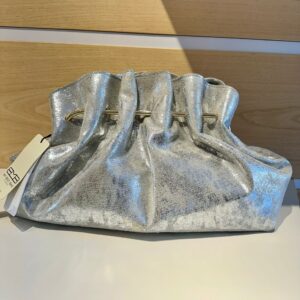 Borsa in pelle
maxi pochette con tracolla
colore argento
My Best Bag